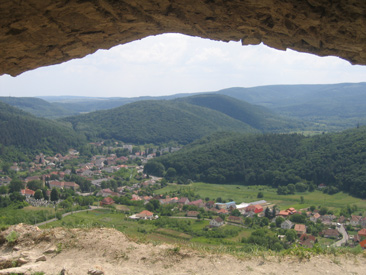 Vom Ort Sirok kann man bereits im Hintergrund das Mtra-Gebirge erkennen