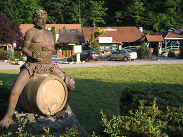 Das Tal der schnen Frauen mit seinen 35 Weinlokalen ist 20 Gehminuten von der Innenstadt von Eger entfernt. Besser kann man in der Innenstadt essen und trinken.