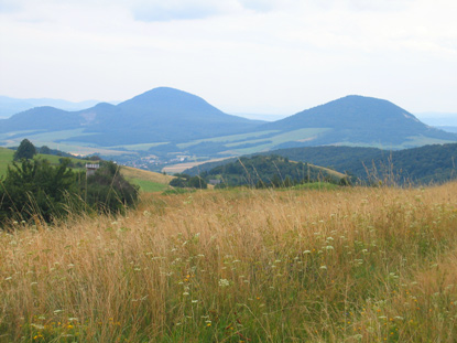 Nach dem ČergovGebirge weitet sich die Landschaft. In der Nhe der Gemeinde Hradisko (Kuntschhfchen)entstand diese Aufnahme. Hintergrund die Vulkankegel vor Preov (Preschau)