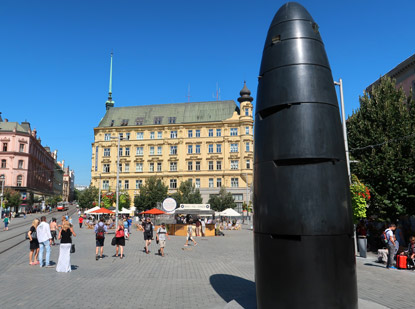 Zeitmaschine auf dem Nmĕst Svobody (Freiheitsplatz). Es soll sich um eine Zeitmaschine halten, mnche Besucher hatten mehr an einen derdimensionalen Penis gedacht.