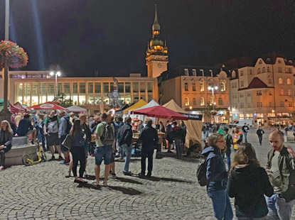 Nachtleben auf dem Zeln trh (Krautmarkt) in Brnn