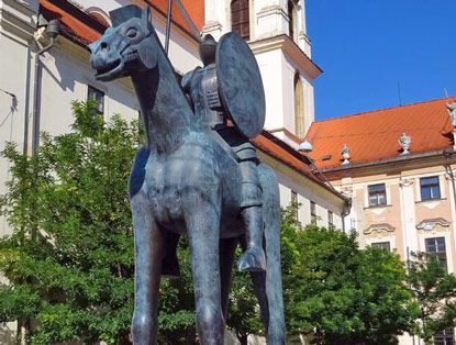Reiterstandbildin Brnn auf dem Mhrischen Platz  lst heftige Kontroversen aus