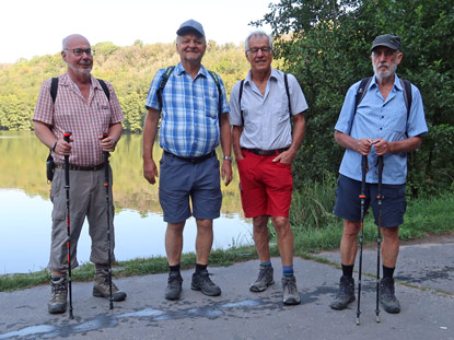 Mhrischer Karst Wanderung ab Brnn. Wandergruppe vor dem "Pod Hrdkem"