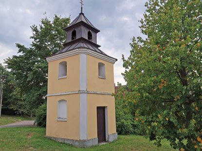 Wandern durch das Mhrische Karst: Klepačov (Klepatschow), Glockenturm im Zentrum