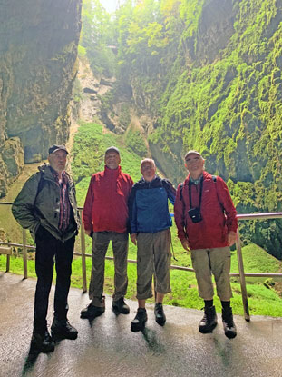 Wandergruppe (Klaus,Felix, Harld, Wolfgang) am Fu der Macocha-Schlucht