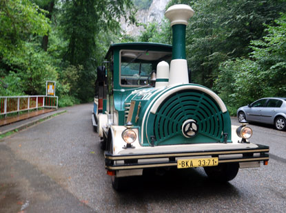 Der kozug zum Eingang der Punkva-Hhlen fhrt noch mit Diesel!