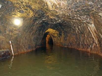 Bootsfahrt auf dem unterirdischen flieenden Fluss Punkva im Mhrischen Karst