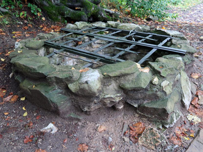 Mhrischer Karst: Bur Holstejn. Heute sind nur noch wenige Mauerreste und ein Brunnen erhalten.