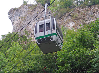 Vom Punkva-Fluss bei dem Eingang zur Punkva-Hhle fhrt auch eine Seilbahn zum Aussichtspunkt Macocha