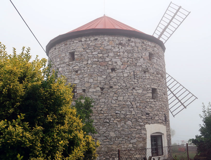 Wandern Mhrischer Karst: Die gut erhaltene Windmhle (1814) im Dorf Ostrov u Macochy. 