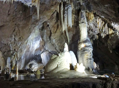 Mhrischer Karst. Stalagnaten, Stalaktiten und Stalagmiten sind bereits zusammengewachsen