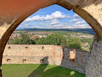 Wandern Mhren: Blick vom Nordpalast der Hrad Boskovice (Burg Boskowitz) au fie Stadt Boskowitz