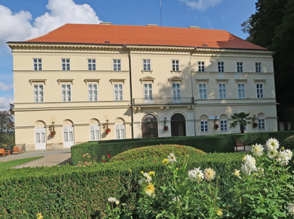 Wanderung nrlich von Brnn: Blick vom Schlosspark auf Zmek Boskovice (Schloss Boskovice). 