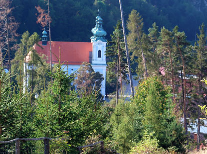 Wanderung Mhrischer Karst, Blick auf die Wallfahrtskirche in Sloup
