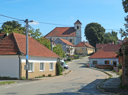 Wandern ďrn (Schdirarna). Dorfstrae mit der Kirche St. Bartolomus.