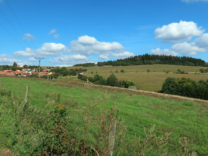 Wandern durch Mhren: Kozrov (Kozarow). Blick zurck auf den Ort und den Gipfel des Kozrovsk kopec