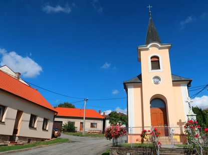 Wandern durch Mhren: Kozrov (Kozarow), die Dorfstrae und die Kapelle hl. Anna
