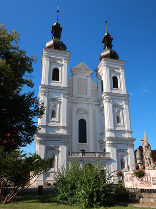 Wanderung Mhren: Mari Heimsuchung ist eine frbarocke Kirche auf dem Markplatz von Lomnice