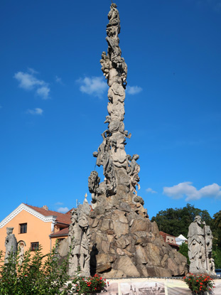 Wanderung durch Mhren: Pestsule aus dem Jahre 1710 auf dem Marktplatz von Lomnice (Lomnitz)