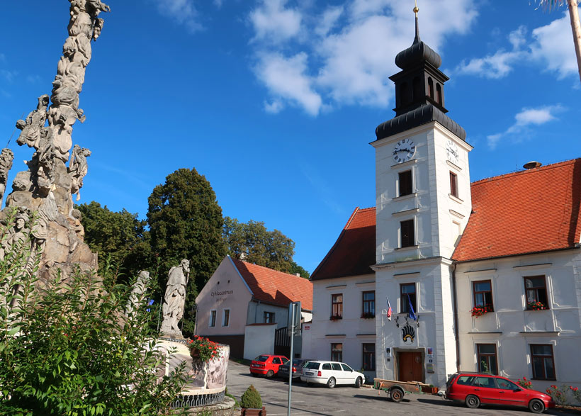 Wanderung durch Mhren: Lomnice (Lomnitz), Rathaus (erbaut 1680) und Pestsule