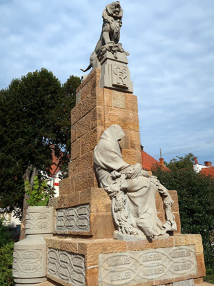Wandern durch Mhren: Denkmal fr die Gefallenen im 1. Weltkrieg im Zentrum der Stadt  Lysice