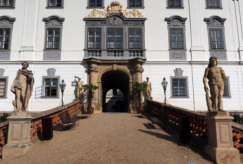 Wandern durch Mhren: Der Eingang zum Zmek Lysice (Schloss Lissitz) 