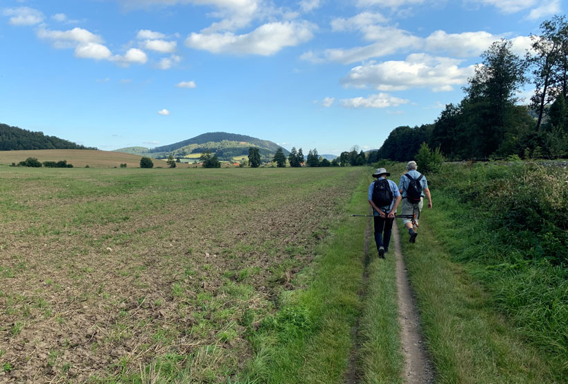 Wanderung durch Mhren: Vor dem Haltpunkt der Bahn in tĕphnovice (Stiepanowitz)