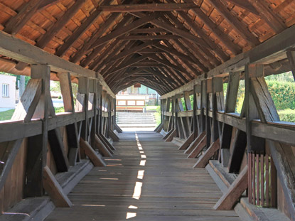 Wanderung durch Mhren: Die Holzbrcke ist 35 m lange und 2,60 m breite fhrt in 4 m Hhe ber den Fluss Svratka (Schwarzawa)