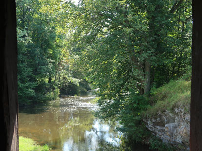 Wanderung durch Mhren: Fluss Svratka (Schwarzawa) an der Holzbrcke bei Černvr (Tschernwir).