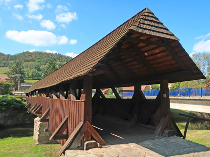 Wanderung durch Mhren: die berdachte Holzbrcke ber die Svratka, wurde 1718 errichtetet und gilt als das lteste Bauwerk seiner Art in Mhren. 