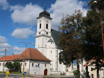 Wanderung durch Mhren: Die Heiligkreiukirche von  Doubravnk (Doubrawnik).