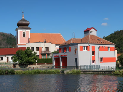 Wandern durch Mhreen: Nedvědice (Nedwieditz). Unterhalb der Burg Pernstein