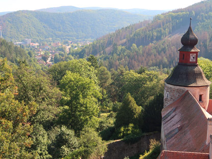 Wandern durch Mhren: Blick auf den Ort Nedvědice und ins Tal des Flusses Svratka