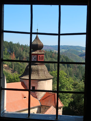 Wanderung durch Mhren: Burg Pernstejn, Blick durchein Fenster auf den Uhrturm