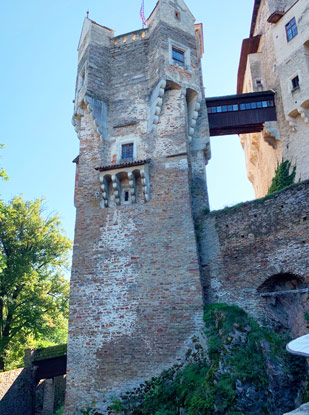 Wandern durch Mhren. Burg Pernstein- Turm der vier Jahreszeiten