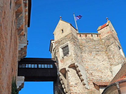Wandern durch Mhren. Burg Pernstein. Eine hlzerne Brcke verbindet einen vorgelagerten Turm mit der Hauptburg