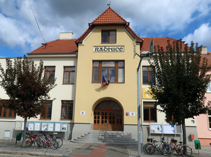 Wandern durch Mhren: Rathaus in  Veversk Btka (Eichhorn Bittischka)