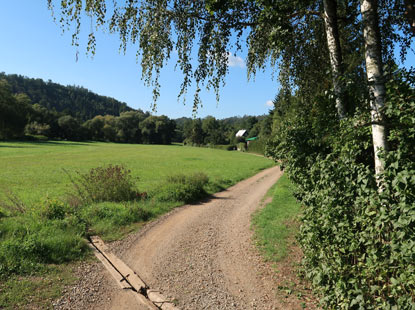 Wandern durch Mhren: anderweg fhrt durch eine Gartenlandschaft vor dem Ort Březina u Tinova (Bscheschina) 