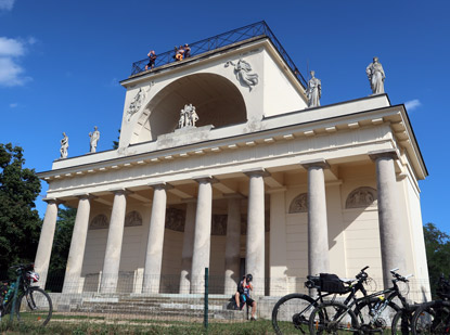 Wandern in Sdmhren: Apollnův chrm (Apollo-Tempel)  bei Lednice