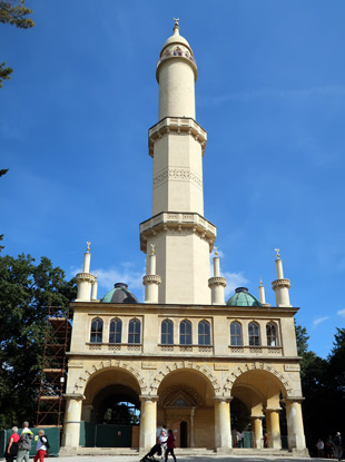 Wandern um Lednice: Aussensansicht des Minaretts im Schlosspark