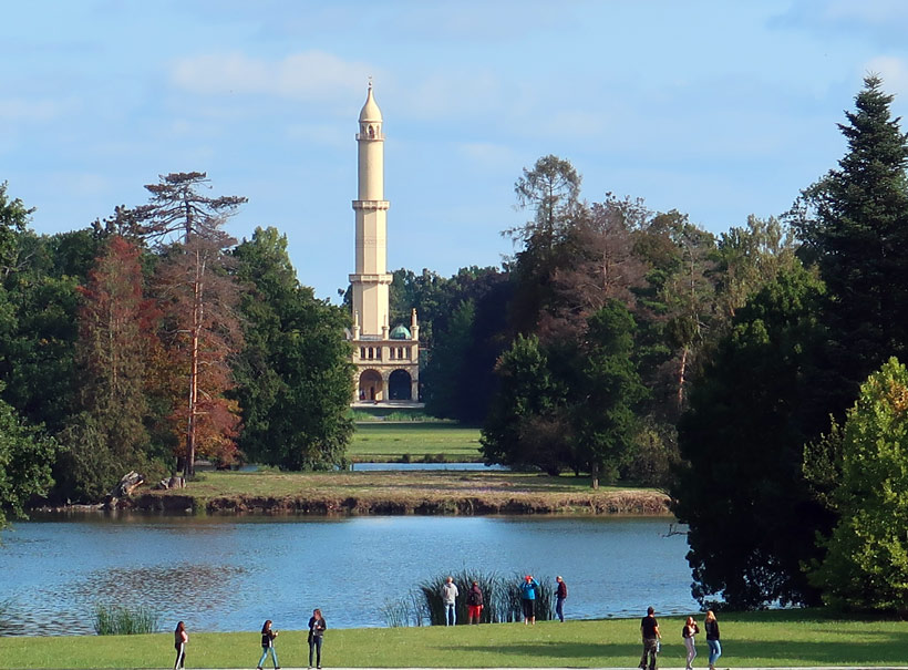 Wandeern um Lednice: Das 63 m hohe trkische Lednick Minaret (Minarett) im Schlosspark von Lednice (Eisgrub)