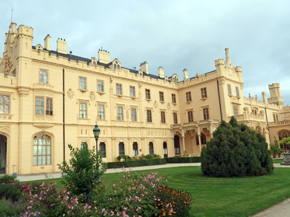 Wanderung Sdmhren: Fassade von Schloss Zmek Lednice (Schloss Eisgrub) 