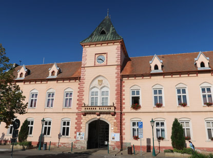 Vor dem Rathaus vn Lednice fahren die Busse nach Mikulov