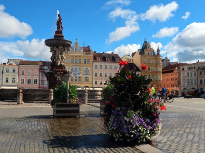 Der Hauptplatz von Budweis mit dem Samson Brunnen