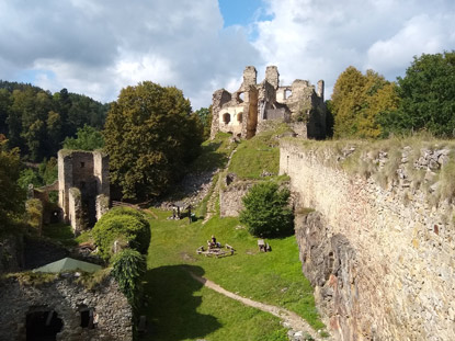 Die  Hauptburg der Dvč Kmen (Burg Maidstein) in Tschechien