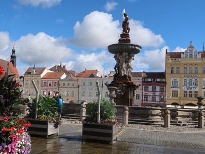 In der Mitte vom Marktplatz von Budweis steht der Samson-Bunnen