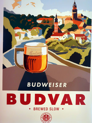 Diese Reklame fr das  Budweiser Budevar weist im Hintergrund auf den Ort Budweis