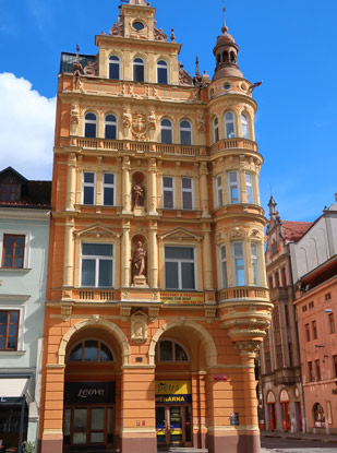 Bienen-Palast, ein Gebude am Marktplatz von Budweis