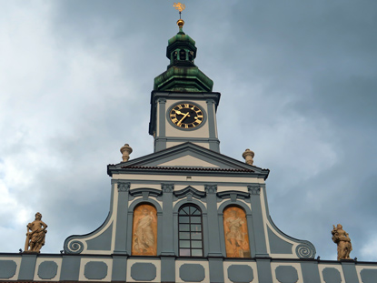 Von der Rathausuhr in Budweis erklingt stndlich ein Glockenspiel