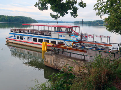 Zu jeder Stunde fhrt auf dem Teich "Svet" ein Boot